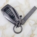 Clé de voiture avec porte-clés en métal.